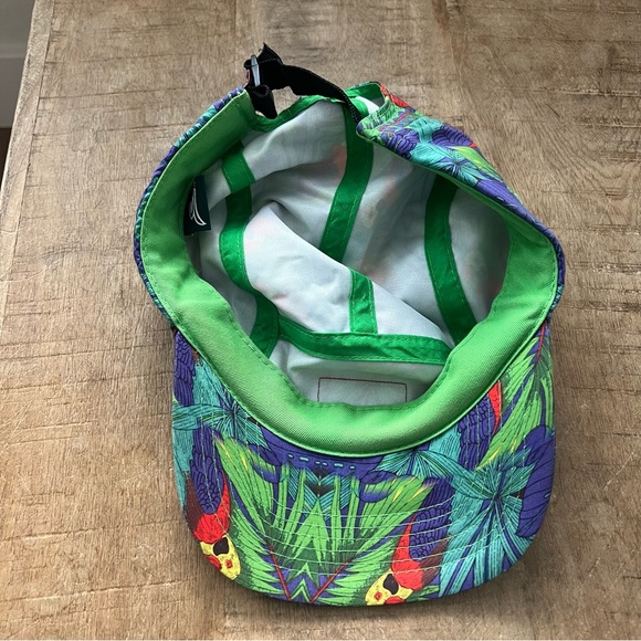 Chuck Originals Colorful Parrot Print Cap - Picture 2 of 3